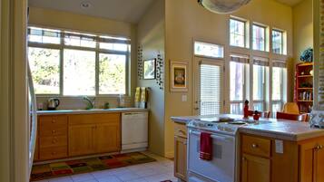 Condo, 3 Bedrooms | Private kitchen