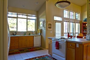 Condo, 3 Bedrooms | Private kitchen