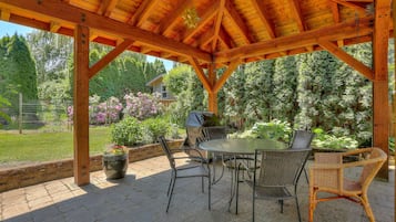 House, 2 Bedrooms | Outdoor dining