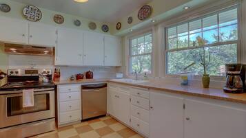 House, 2 Bedrooms | Private kitchen | Fridge, microwave, oven, stovetop