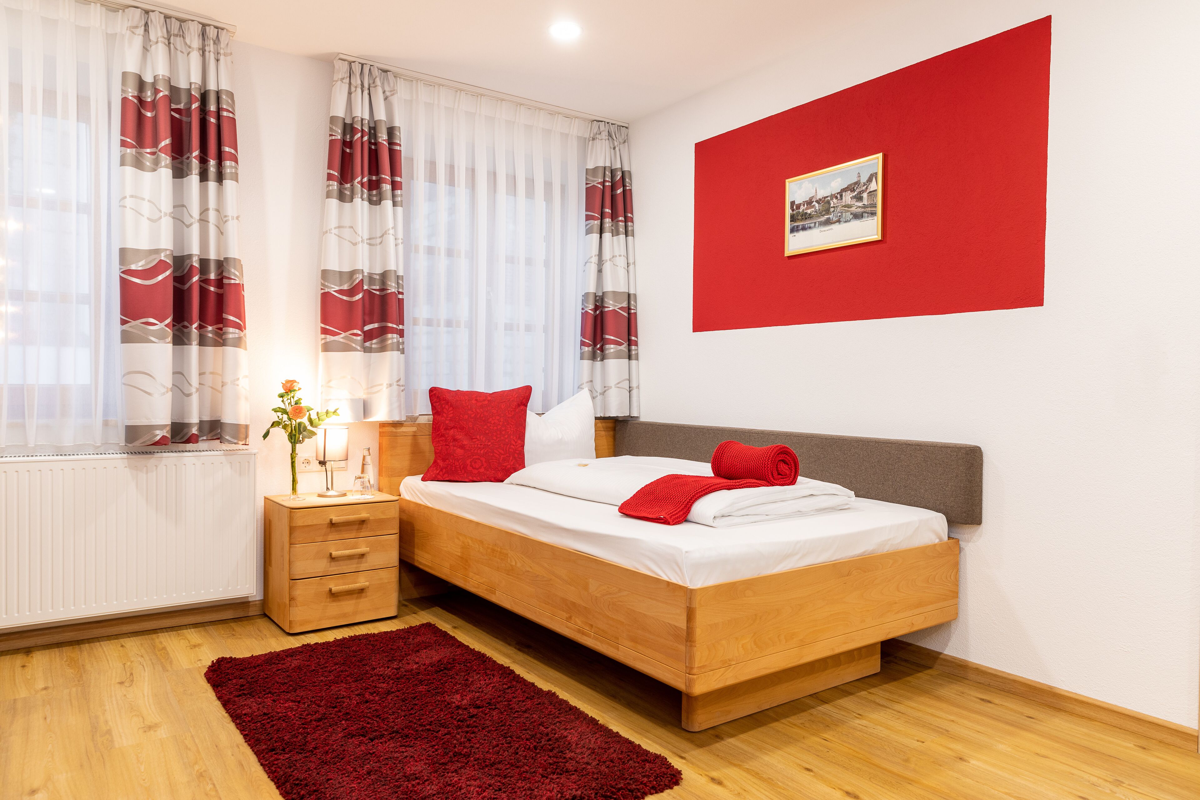 1 bedroom, hypo-allergenic bedding, desk, free wifi