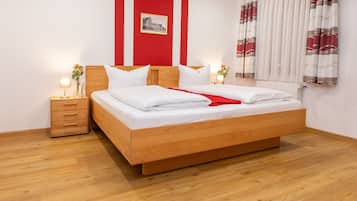 Hypo-allergenic bedding, desk, free WiFi, bed sheets