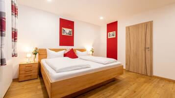 Seprai antialergi, meja kerja, Wi-Fi gratis, dan seprai linen