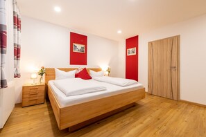 Seprai antialergi, meja kerja, Wi-Fi gratis, dan seprai linen