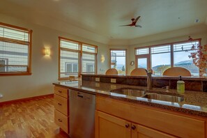 Ferienhaus, 3 Schlafzimmer | Eigene Küche | Kühlschrank, Mikrowelle, Ofen, Herdplatte