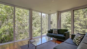 House, 2 Bedrooms | Living area | TV