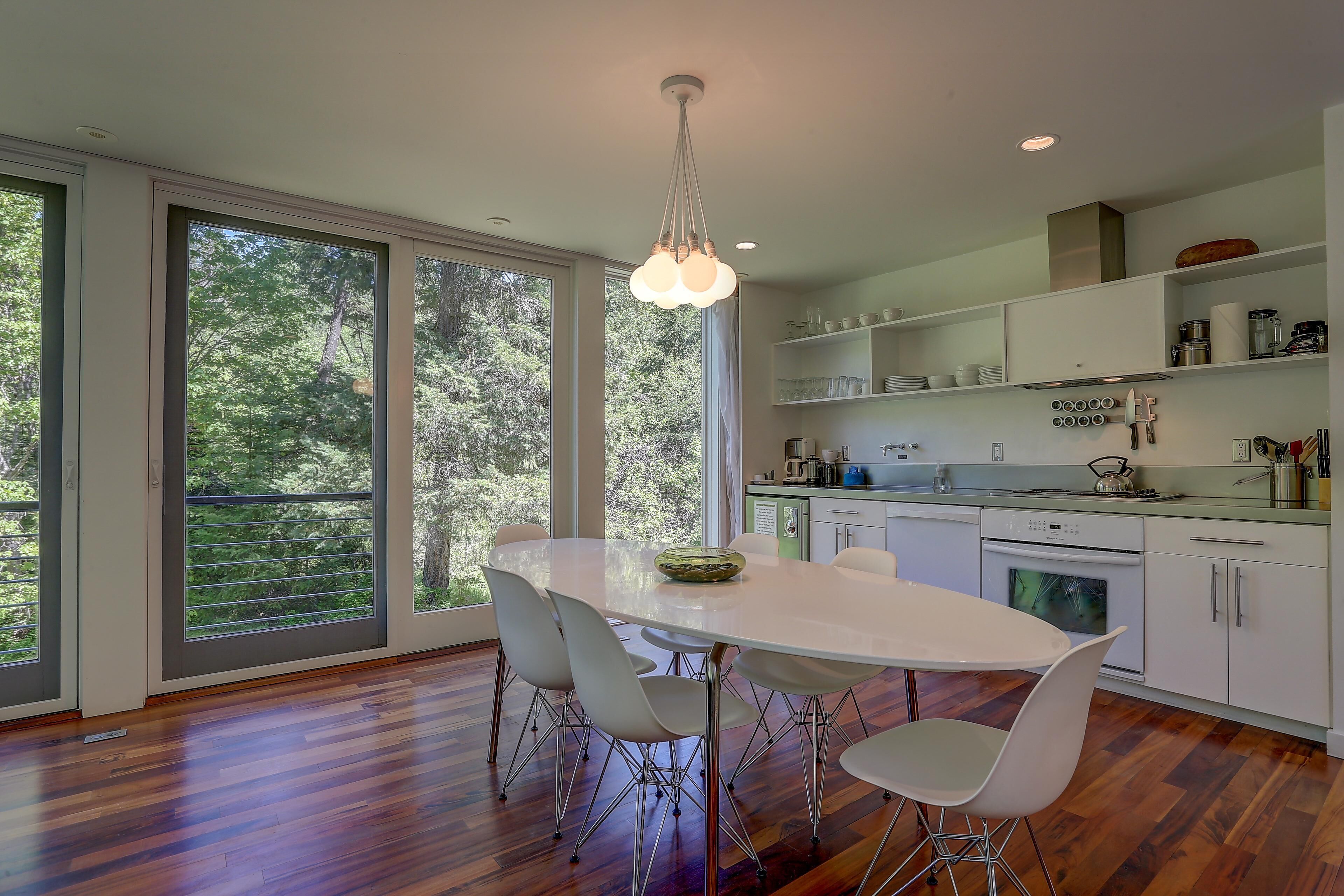 House, 2 Bedrooms | Tempat makan
