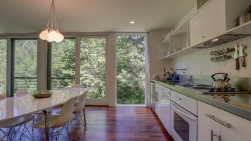 House, 2 Bedrooms | Private kitchen | Fridge, microwave, oven, stovetop