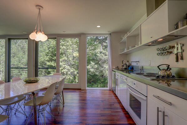 House, 2 Bedrooms | Private kitchen | Fridge, microwave, oven, stovetop