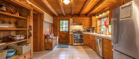 Cabin, 3 Bedrooms | Private kitchen | Fridge, oven, coffee/tea maker, electric kettle