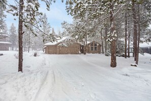 Exterior - 9 Hoodoo Home with XBOX 360 and Private Hot Tub by RedAwning (Bend)