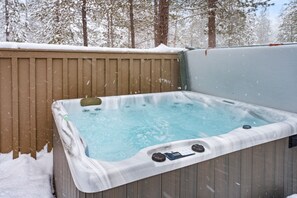 Outdoor spa tub - 9 Hoodoo Home with XBOX 360 and Private Hot Tub by RedAwning (Bend)