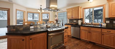 House, 5 Bedrooms | Private kitchen | Fridge, microwave, oven, stovetop