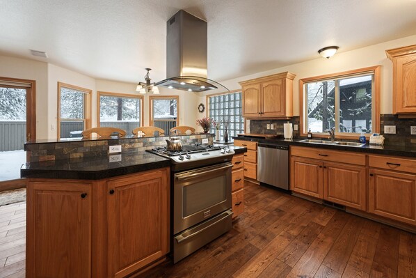 House, 5 Bedrooms | Private kitchen | Fridge, microwave, oven, stovetop