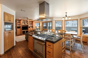 House, 5 Bedrooms | Private kitchen | Fridge, microwave, oven, stovetop