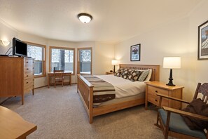 5 bedrooms, travel crib, free WiFi, bed sheets - 9 Hoodoo Home with XBOX 360 and Private Hot Tub by RedAwning (Bend)