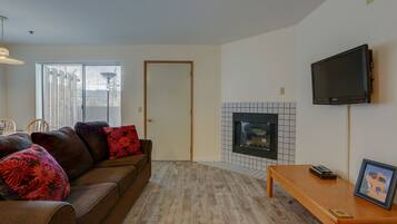 Condo, 1 Bedroom | Living area