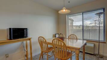 Kondominium, 1 kamar tidur | Tempat makan