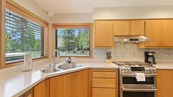 House, 3 Bedrooms | Private kitchen | Fridge, microwave, oven, stovetop