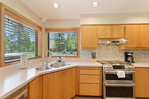 House, 3 Bedrooms | Private kitchen | Fridge, microwave, oven, stovetop