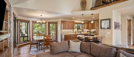 House, 4 Bedrooms | Living room