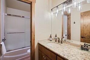 Casa, 4 habitaciones | Baño | Toallas y champú