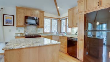 House, 3 Bedrooms | Private kitchen | Fridge, oven, coffee/tea maker, toaster