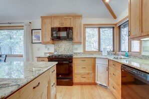 House, 3 Bedrooms | Private kitchen | Fridge, oven, coffee/tea maker, toaster