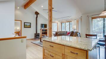 House, 3 Bedrooms | Private kitchen | Fridge, oven, coffee/tea maker, toaster