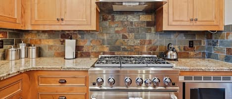 House, 4 Bedrooms | Private kitchen