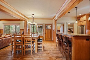 House, 4 Bedrooms | Private kitchen | Fridge, microwave, oven, stovetop