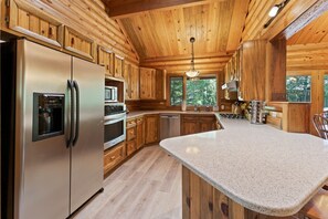 House, 5 Bedrooms | Private kitchen | Fridge, microwave, oven, stovetop