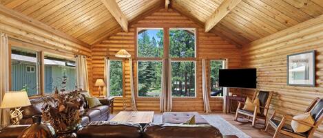 House, 5 Bedrooms | Living area | Smart TV