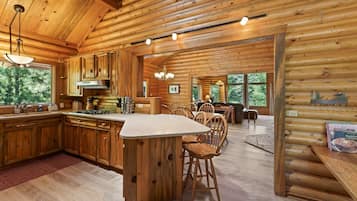 House, 5 Bedrooms | Private kitchen | Fridge, microwave, oven, stovetop