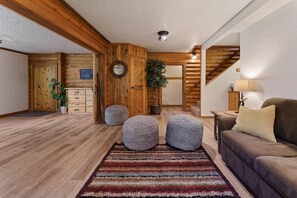 House, 5 Bedrooms | Living area | Smart TV