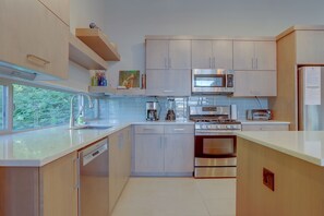 Casa, 3 quartos | Cozinha privada | Geladeira, micro-ondas, fogão, cooktop