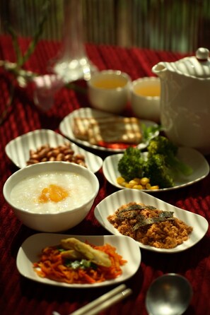 Free daily buffet breakfast