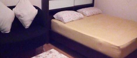 1 quarto, cofres nos quartos, ferros/tábuas de passar roupa