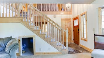 House, 4 Bedrooms | Living room | TV, fireplace