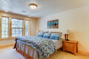 House, 4 Bedrooms | 4 bedrooms, travel cot, free WiFi, bed sheets - 3 Mt Baker Peaceful Lodge Style Home with Private Hot Tub and BBQ on the Patio by RedAwning (Bend)