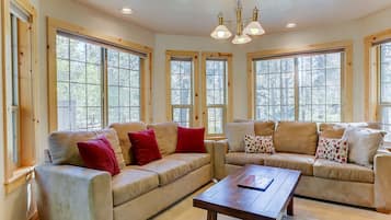 House, 4 Bedrooms | Living room