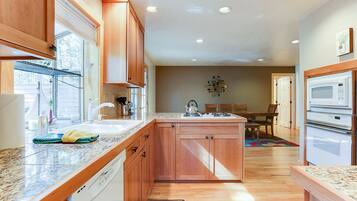 House, 4 Bedrooms | Private kitchen | Fridge, microwave, oven, stovetop