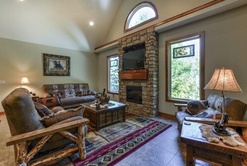 Elite Escape-2 POOLS, Splash Pad, PoolTable, Hot Tub, Patio w/Fire Pit+Fireplace