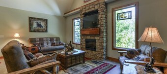 Elite Escape-2 POOLS, Splash Pad, PoolTable, Hot Tub, Patio w/Fire Pit+Fireplace