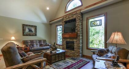 Elite Escape-2 POOLS, Splash Pad, PoolTable, Hot Tub, Patio w/Fire Pit+Fireplace