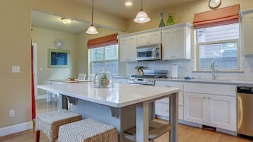 House, 3 Bedrooms | Private kitchen