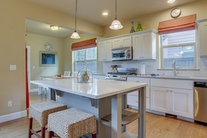 House, 3 Bedrooms | Private kitchen | Fridge, microwave, oven, stovetop