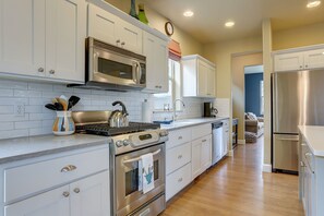 House, 3 Bedrooms | Private kitchen | Fridge, microwave, oven, stovetop - Aspen Ridge 3 Bedroom Home by RedAwning (Bend)