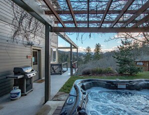 House, 4 Bedrooms | Outdoor spa tub