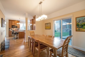House, 4 Bedrooms | Tempat makan